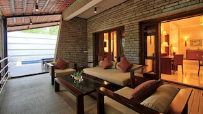 Suite, 1 Queen-Bett, Poolzugang (Angsana One Bedroom Pool Suite) | Minibar, Zimmersafe, Schreibtisch, Verdunkelungsvorhänge