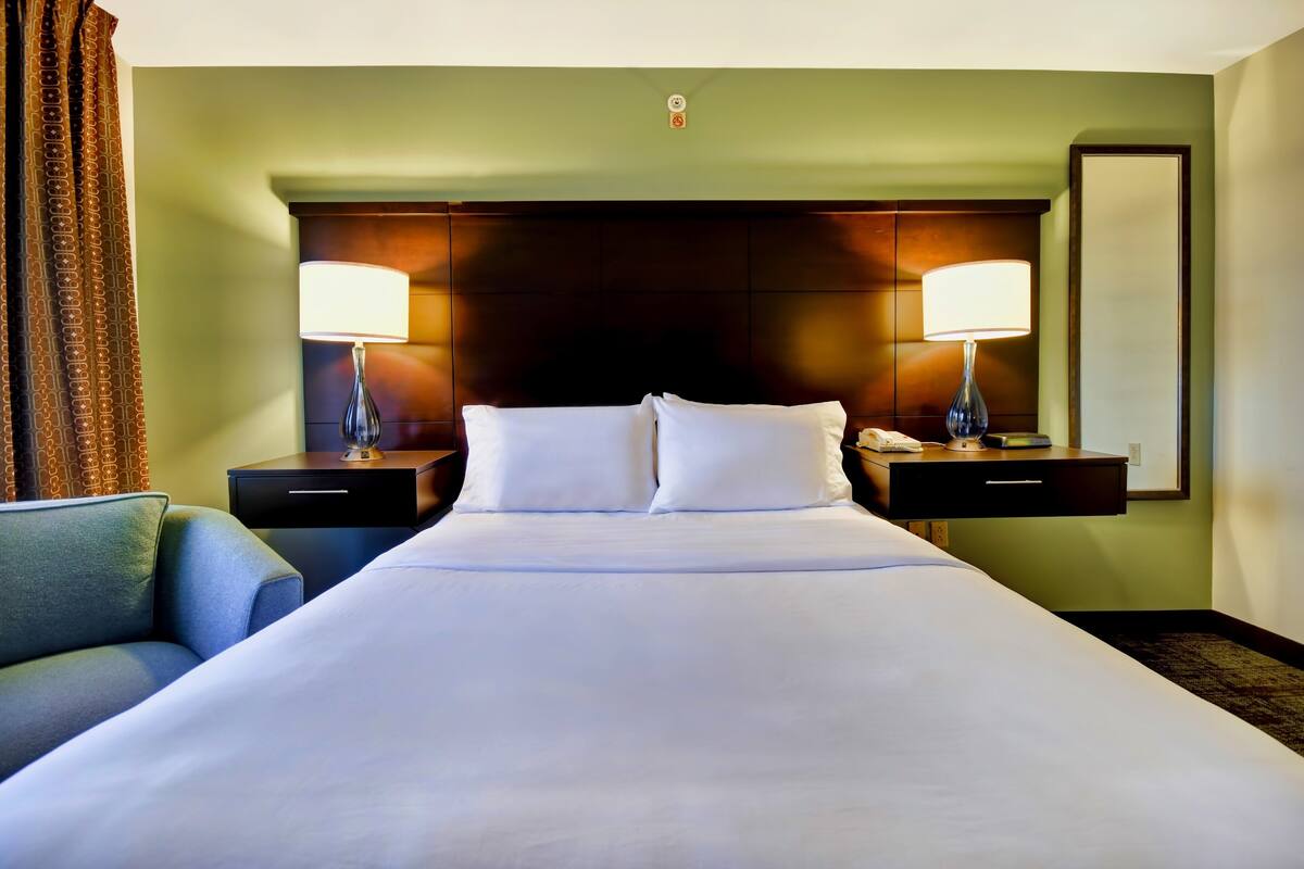 Premium bedding, in-room safe, desk, laptop workspace