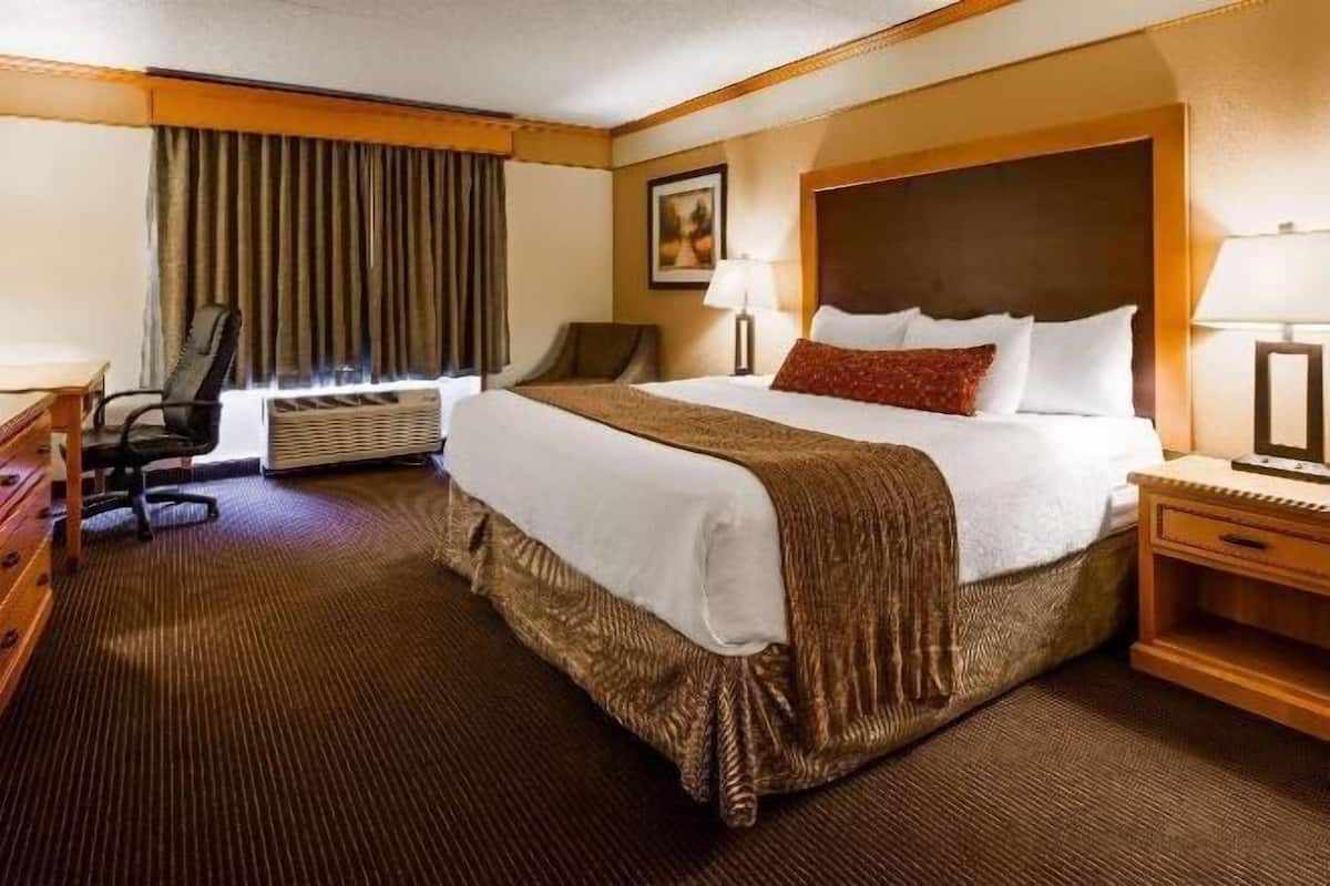 Tallelokero huoneessa, pimennysverhot, äänieristys, silitysrauta/-lauta