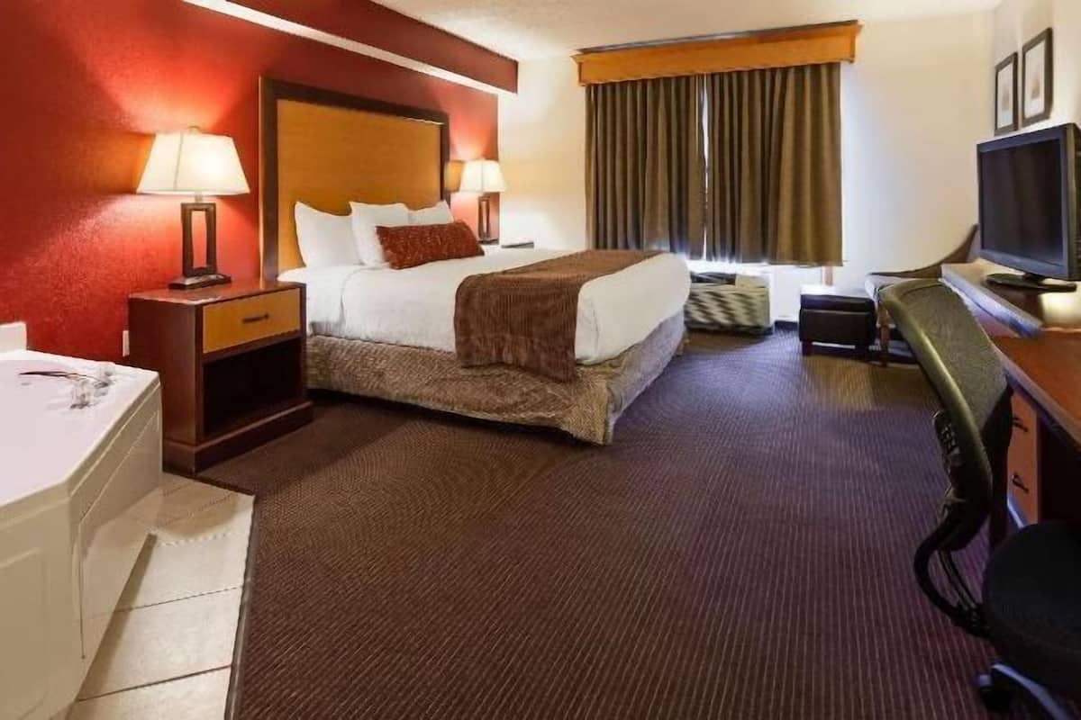 Tallelokero huoneessa, pimennysverhot, äänieristys, silitysrauta/-lauta