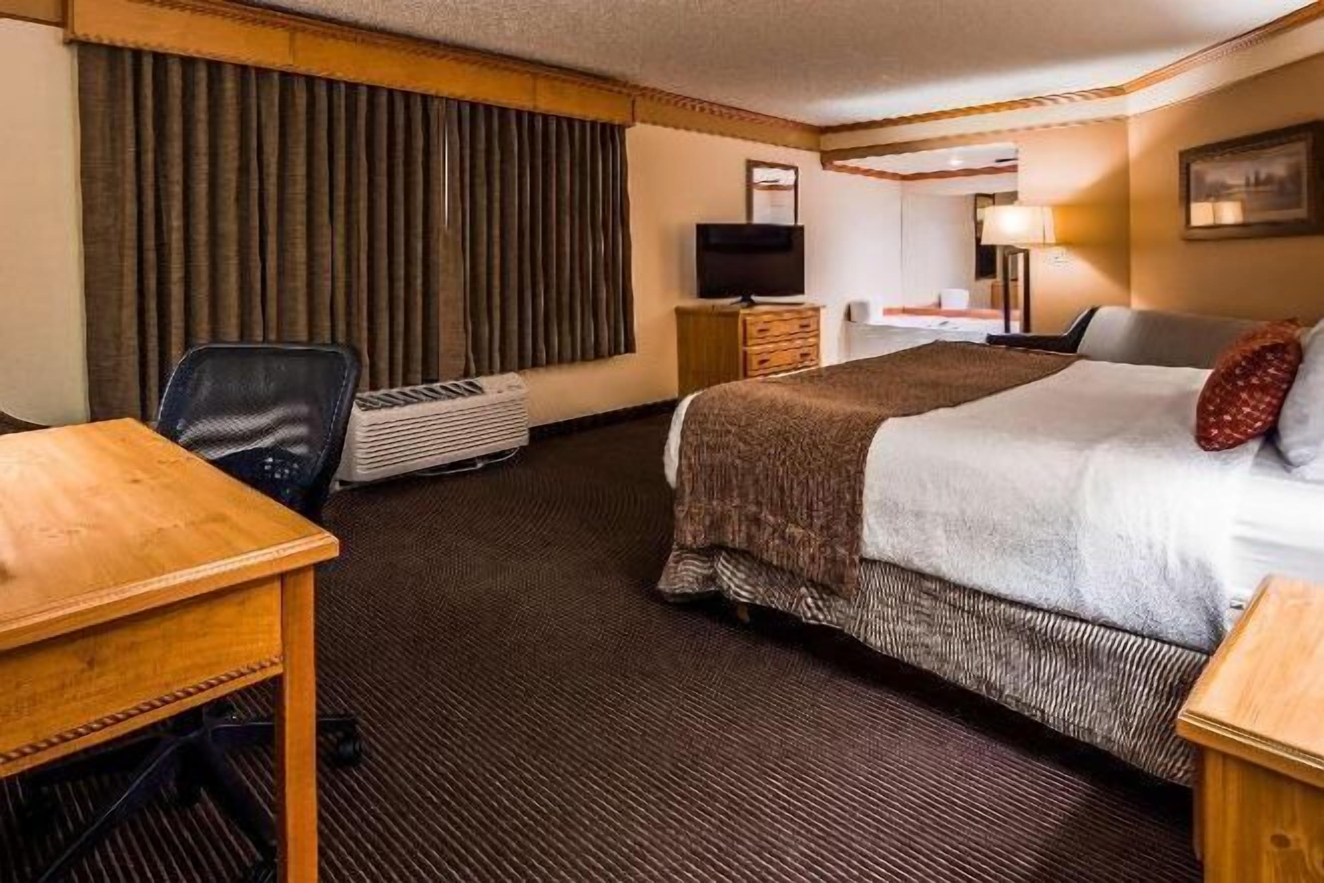 Tallelokero huoneessa, pimennysverhot, äänieristys, silitysrauta/-lauta