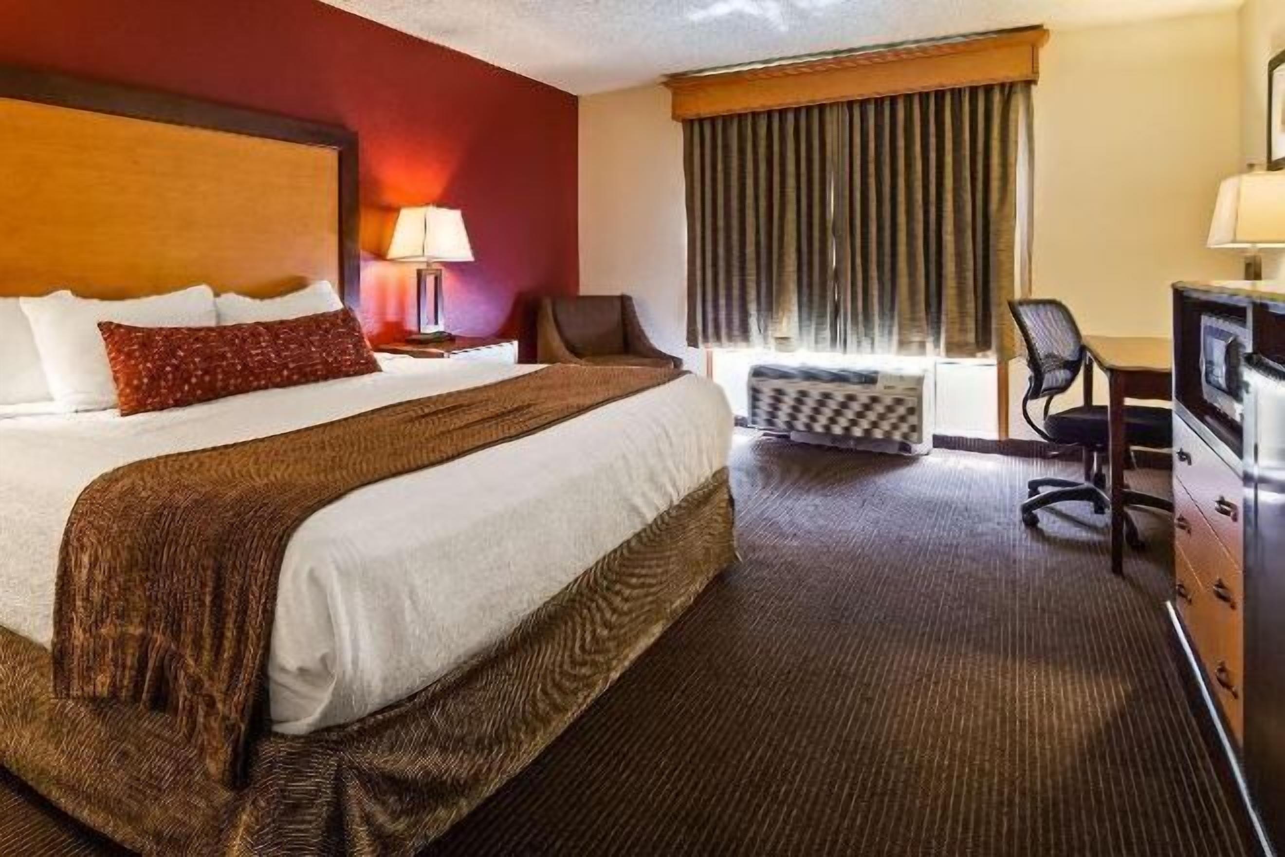 Tallelokero huoneessa, pimennysverhot, äänieristys, silitysrauta/-lauta