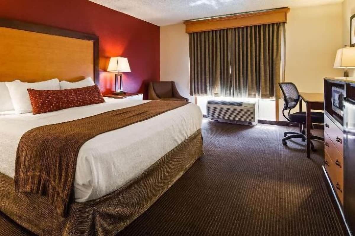 Tallelokero huoneessa, pimennysverhot, äänieristys, silitysrauta/-lauta