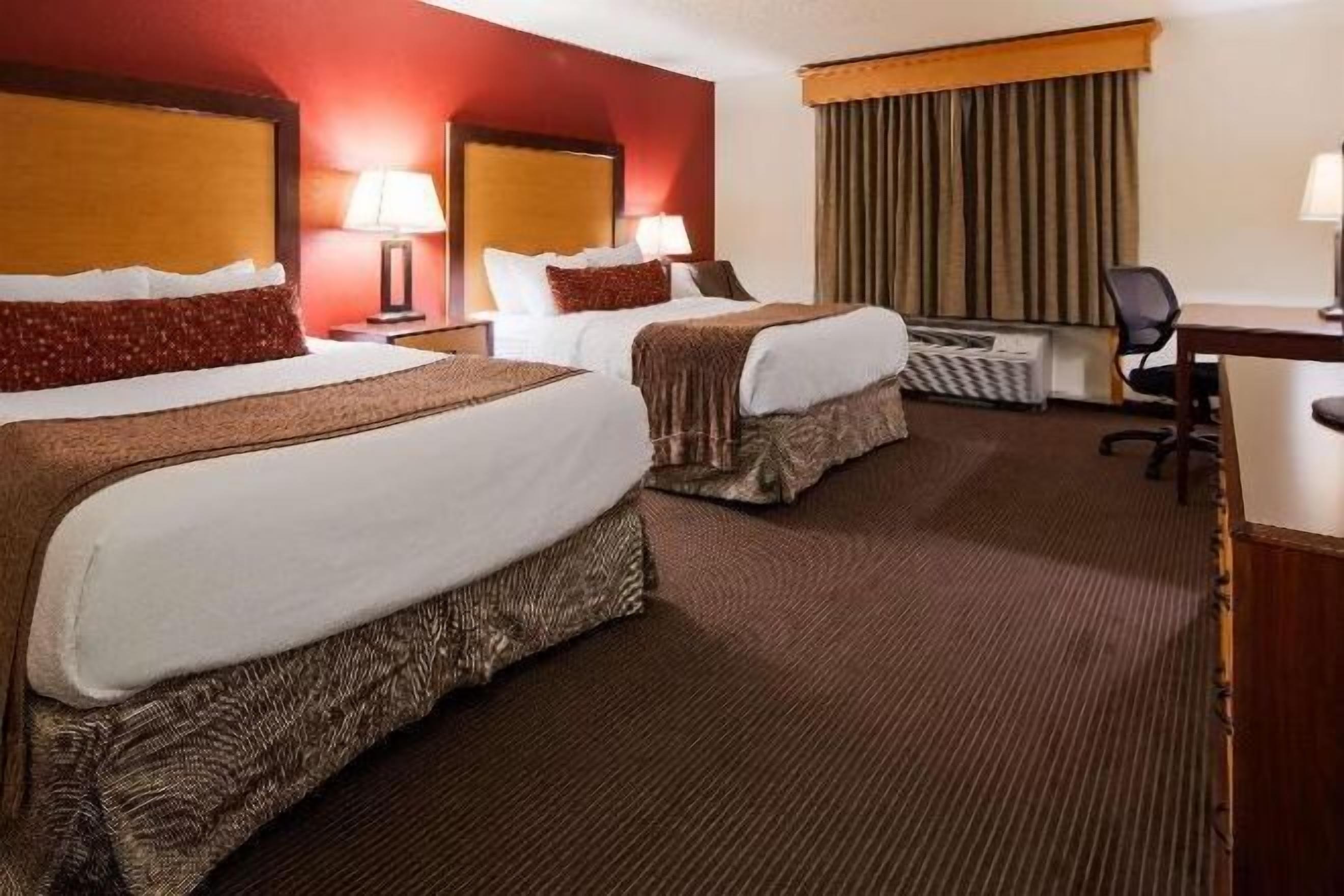 Tallelokero huoneessa, pimennysverhot, äänieristys, silitysrauta/-lauta