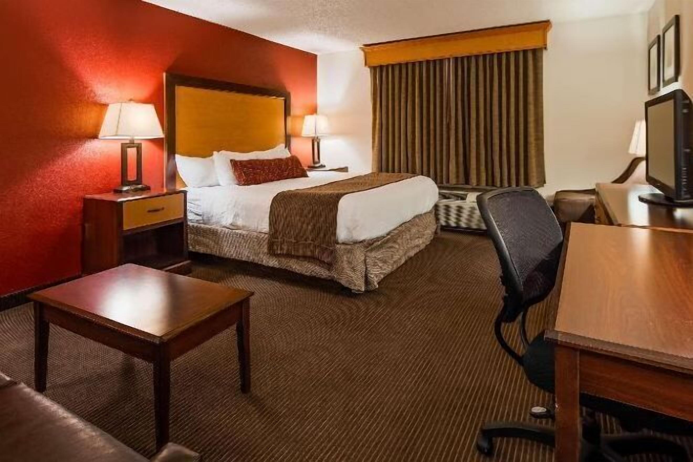 Tallelokero huoneessa, pimennysverhot, äänieristys, silitysrauta/-lauta