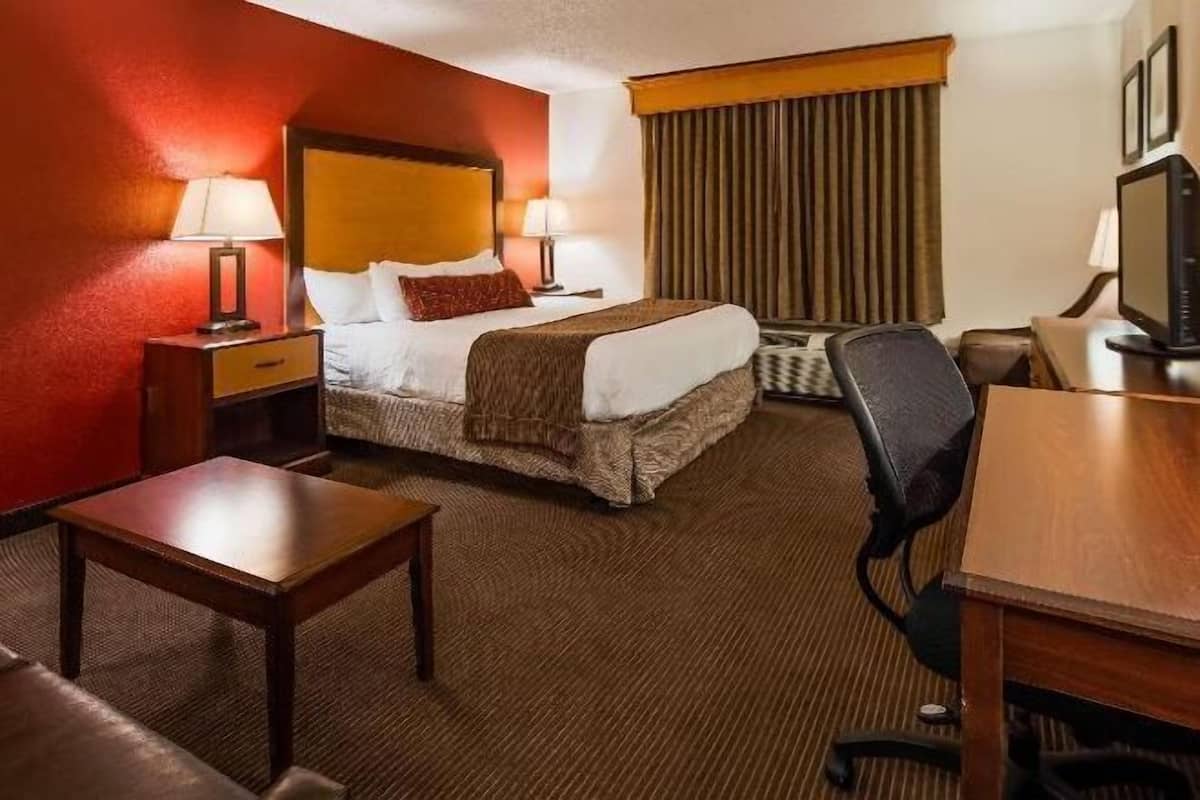 Tallelokero huoneessa, pimennysverhot, äänieristys, silitysrauta/-lauta