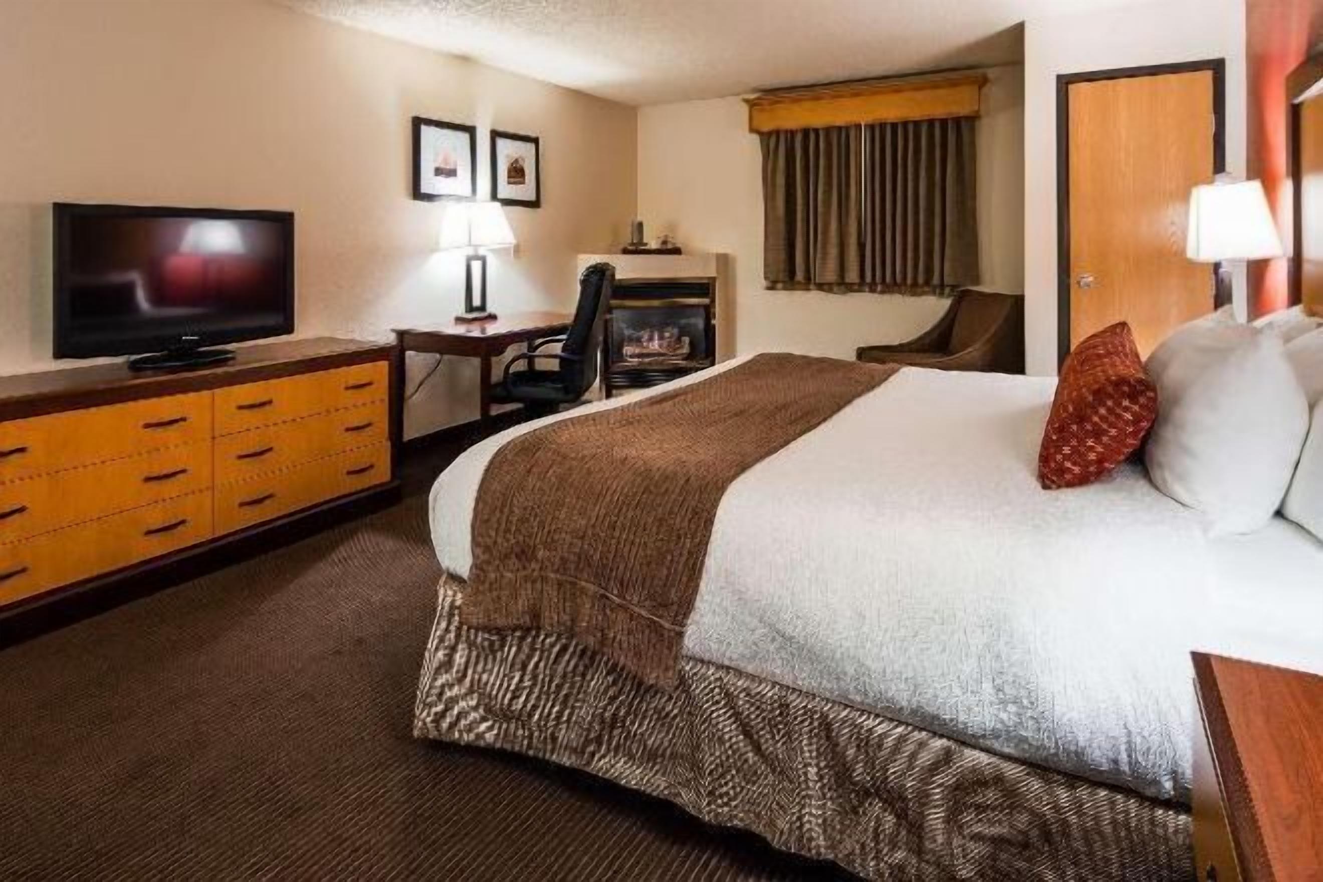 Tallelokero huoneessa, pimennysverhot, äänieristys, silitysrauta/-lauta