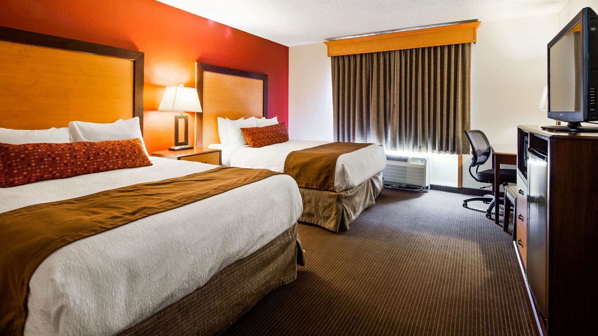 Caja de seguridad en la habitación, cortinas blackout y insonorización 