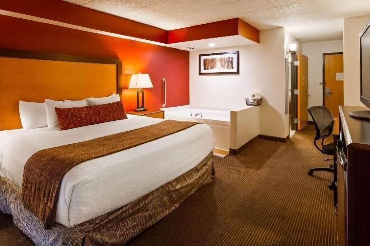 Tallelokero huoneessa, pimennysverhot, äänieristys, silitysrauta/-lauta