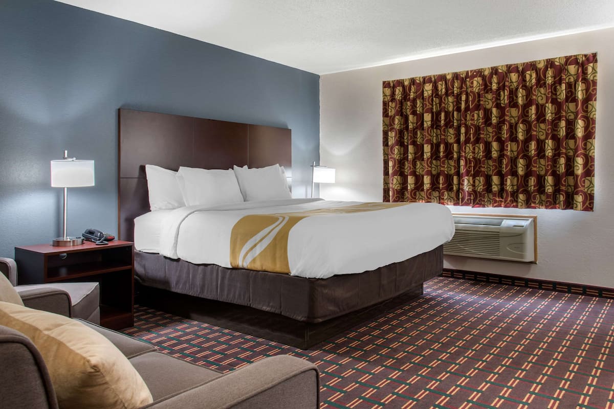 Standard Room, 1 King Bed, Non Smoking | Desk, iron/ironing board, free WiFi, bed sheets