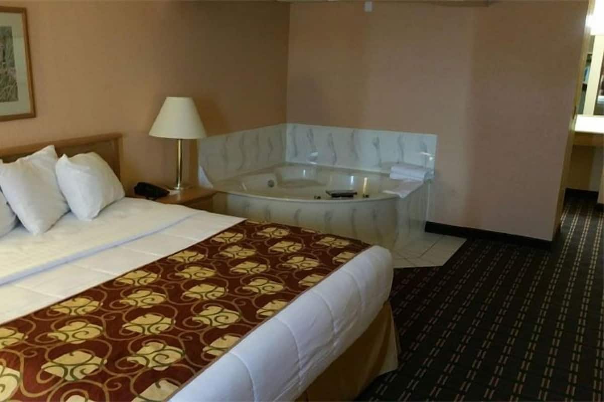 Suite Grand, 1 cama King size, hidromasaje | Escritorio, tabla de planchar con plancha, wifi gratis y ropa de cama