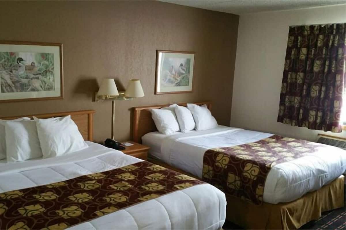 Habitación, 2 camas Queen size, para no fumadores | Escritorio, tabla de planchar con plancha, wifi gratis y ropa de cama