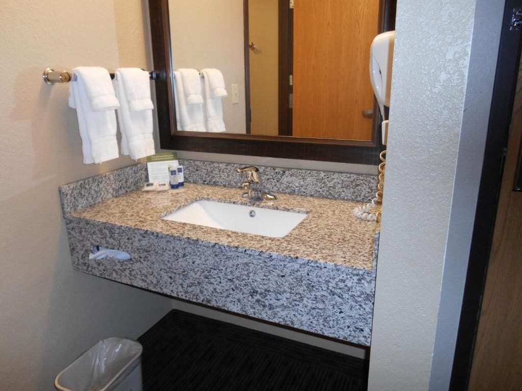 studio suite, 1 king bed, non smoking | bathroom | combined shower/bathtub, free toiletries, hair dryer, towels