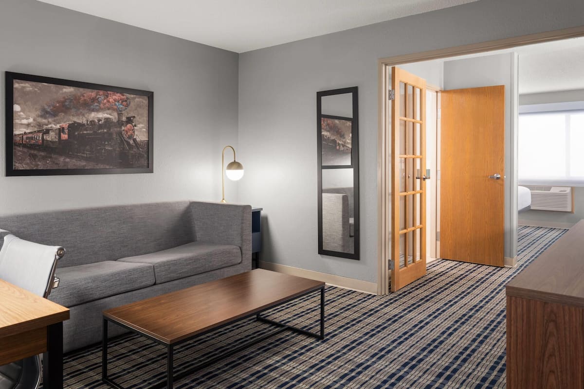 Suite, 1 chambre, non-fumeur | Ameublement unique, bureau, espace de travail pour ordinateurs portables