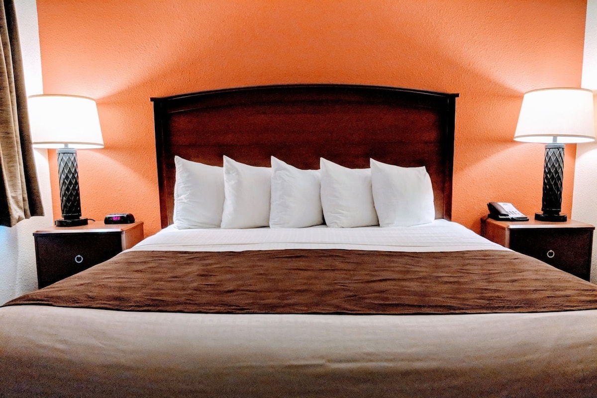 Individually furnished, desk, laptop workspace, blackout curtains