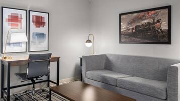 Suite, 1 soverom, ikke-røyk | Individuelt innredet, skrivebord og skrivebord for bærbar PC