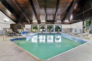 Indoor pool, sun loungers