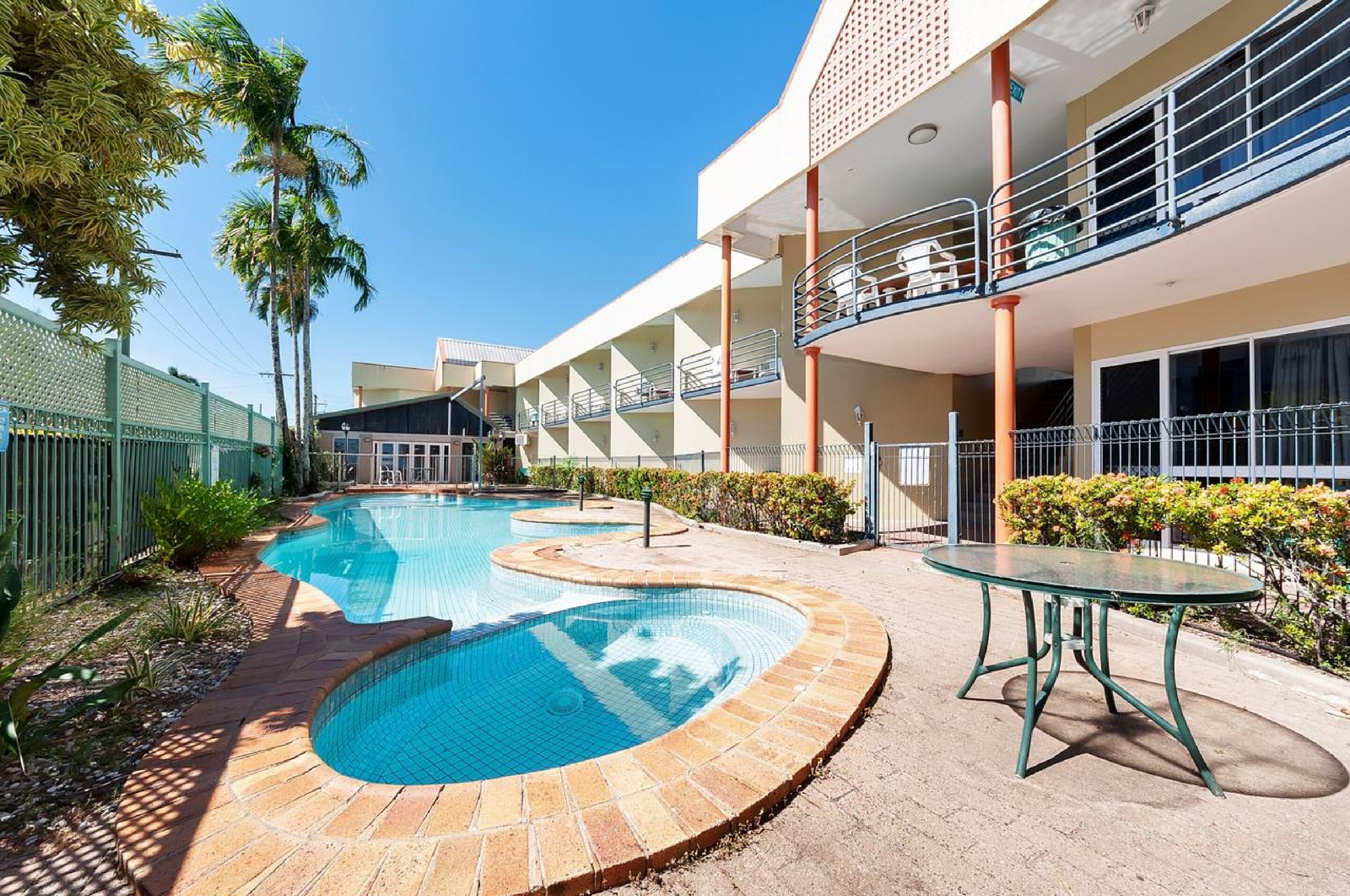 2 outdoor pools, pool loungers