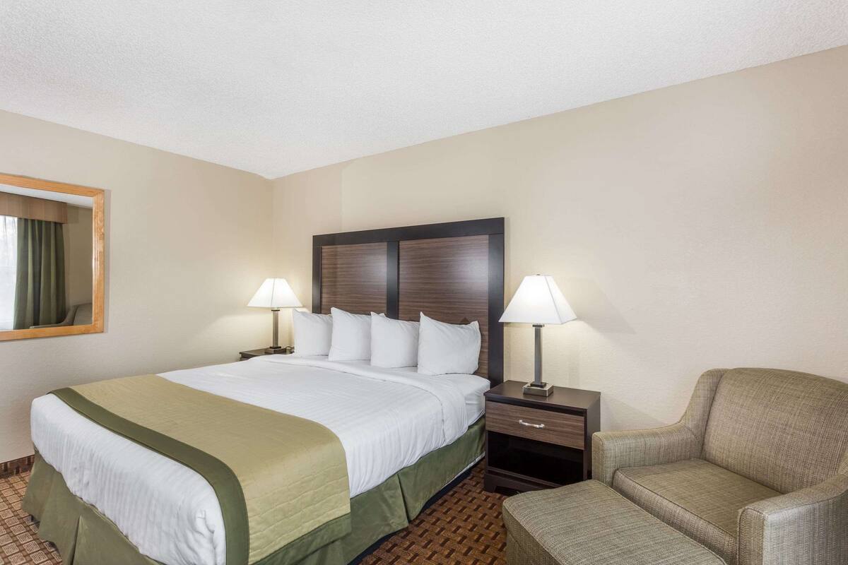 Suite, 1 Tempat Tidur King, Bebas Asap Rokok (One-Bedroom) | Meja kerja, setrika/meja setrika, Wi-Fi gratis, dan seprai linen
