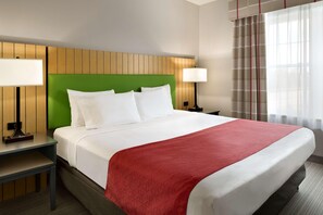 Ropa de cama de alta calidad y caja de seguridad en la habitación 