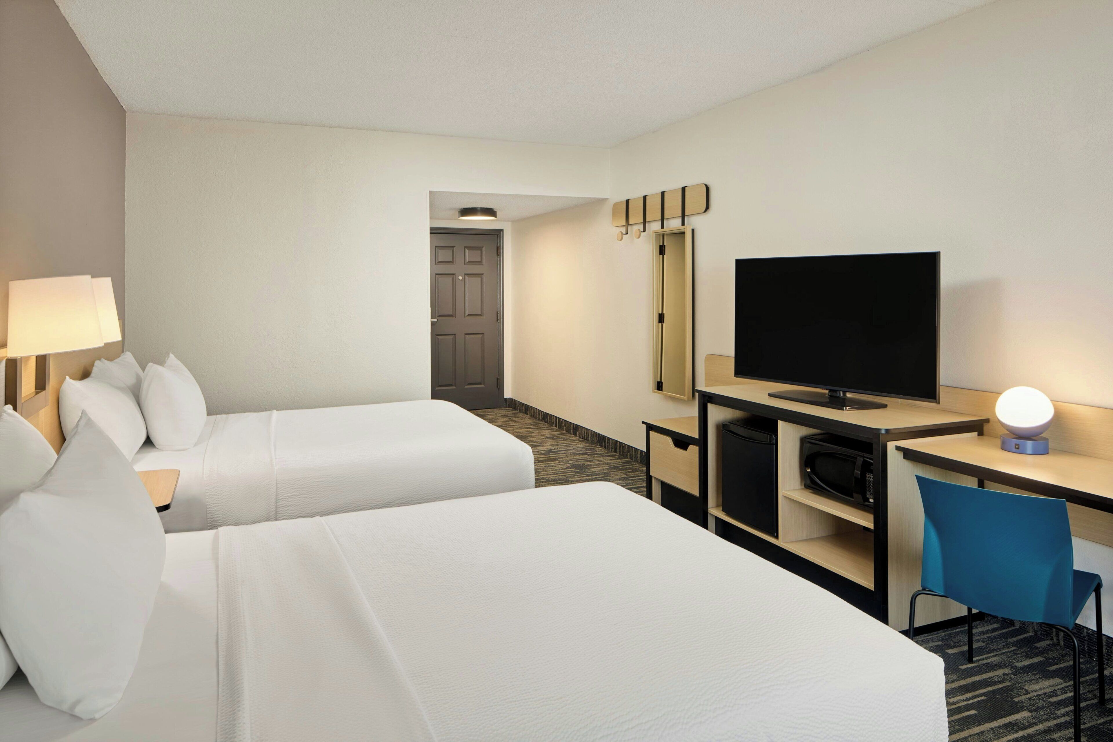 Room, 2 Katil Ratu (Queen) | Peralatan tempat tidur premium, peti besi dalam bilik, meja 