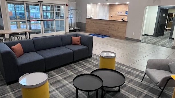 A modern lobby with a sectional sofa, round tables, and a reception desk. - City Express by Marriott Louisville Southeast (Louisville)