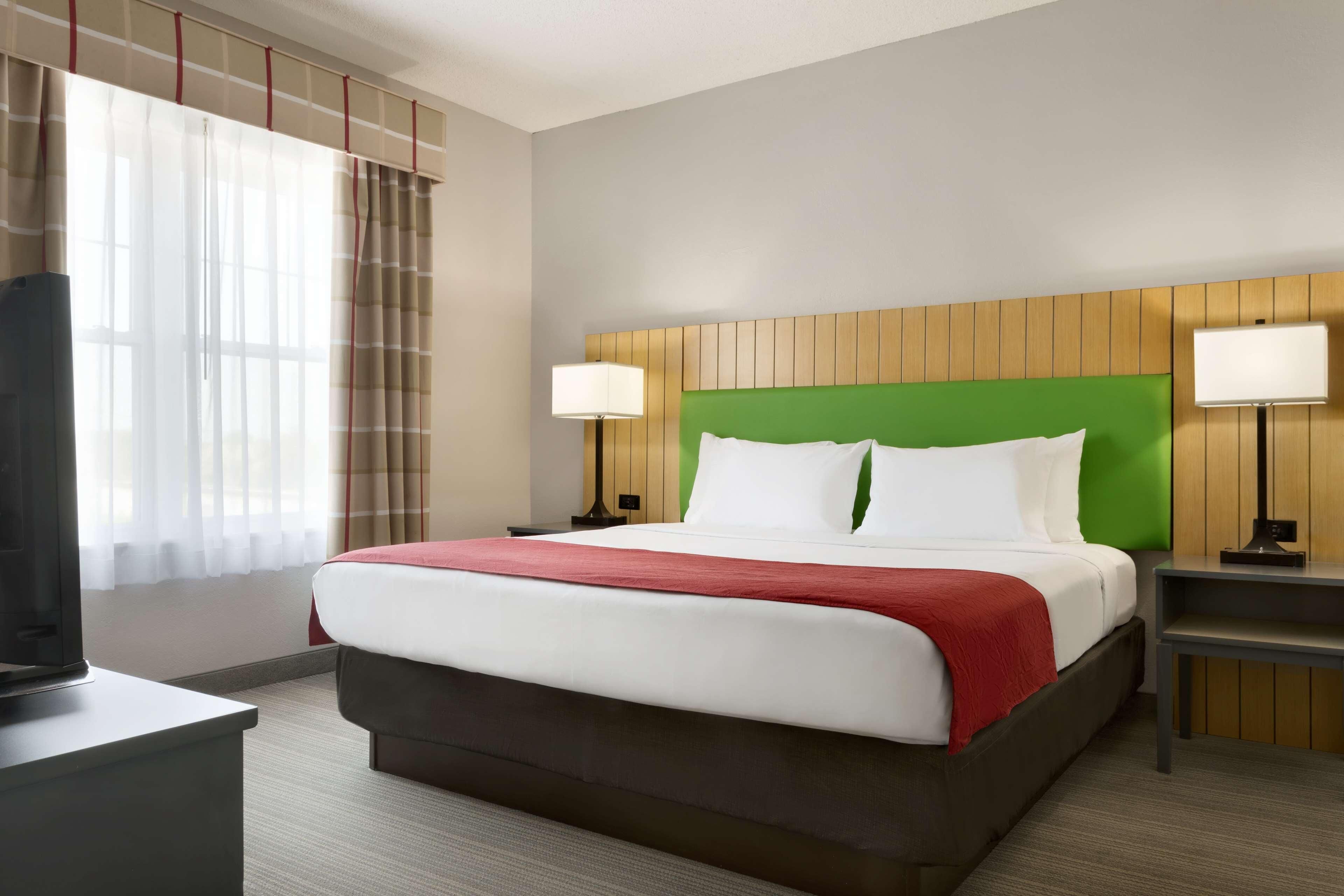 Bộ đồ giường cao cấp, két bảo mật tại phòng, bàn 