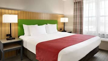 أغطية فراش متميزة وخزنة داخل الغرفة ومكتب ومكواة/لوح كي