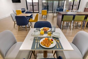 含每日吃到飽早餐