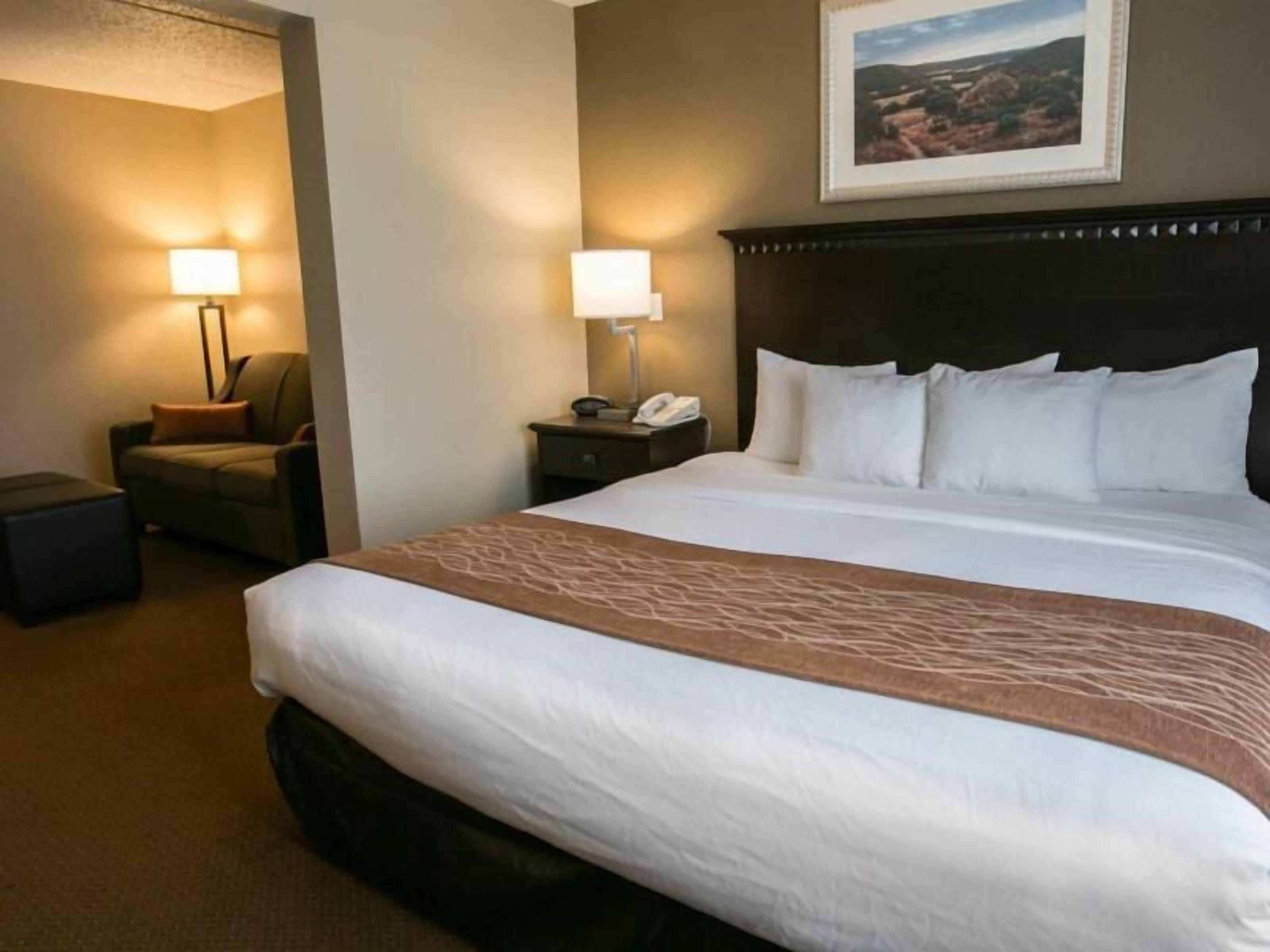 Desk, blackout drapes, iron/ironing board, free WiFi