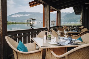 5 restaurants, breakfast, lunch, dinner served; local cuisine 
