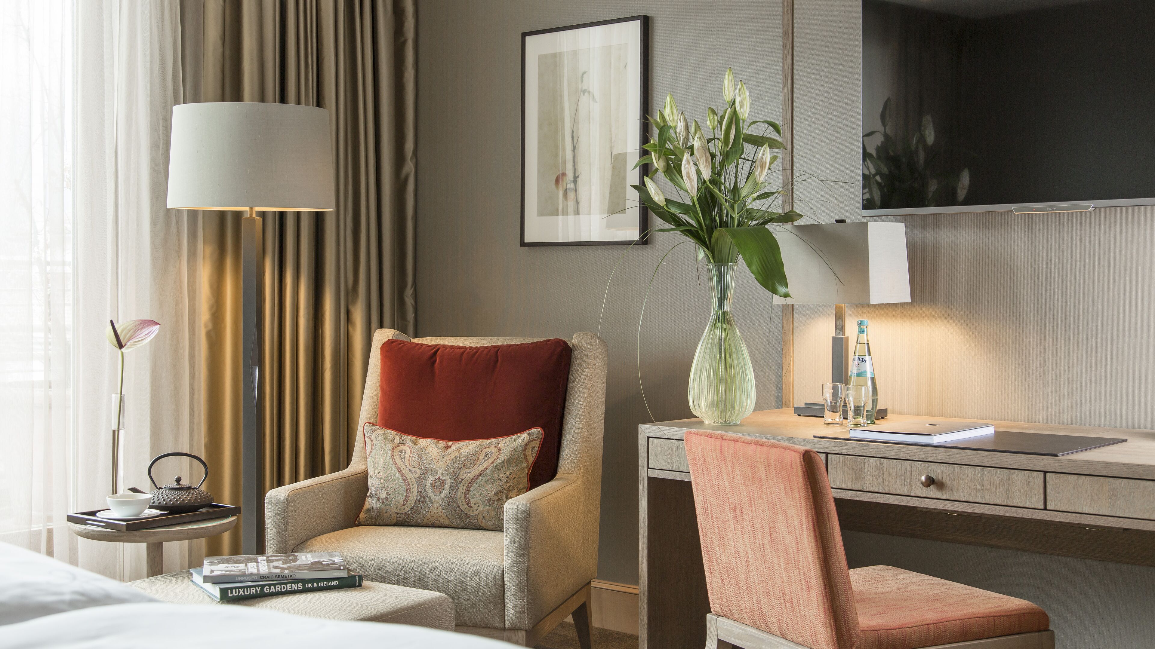 elegant nature deluxe room with lake view | hypo-allergenic bedding, free minibar, in-room safe