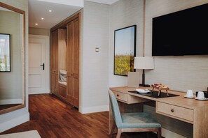 Elegant Nature Room with side lake view | 저자극성 침구, 무료 미니바, 객실 내 금고, 책상