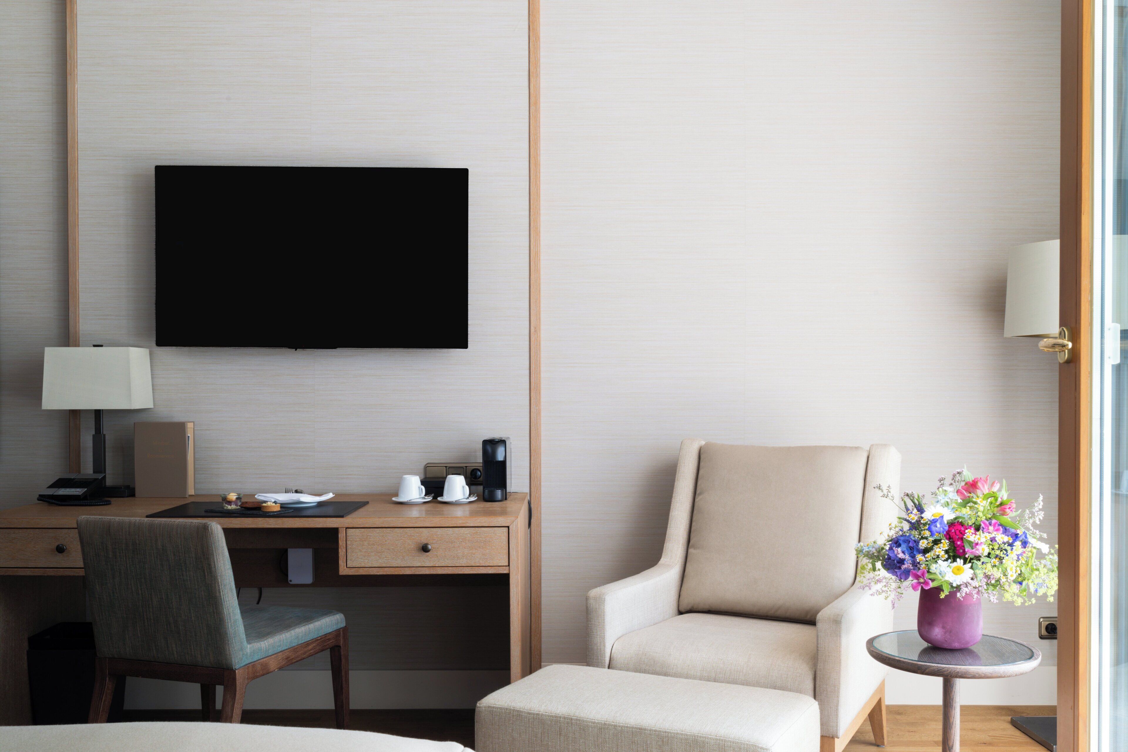 hypo-allergenic bedding, free minibar, in-room safe