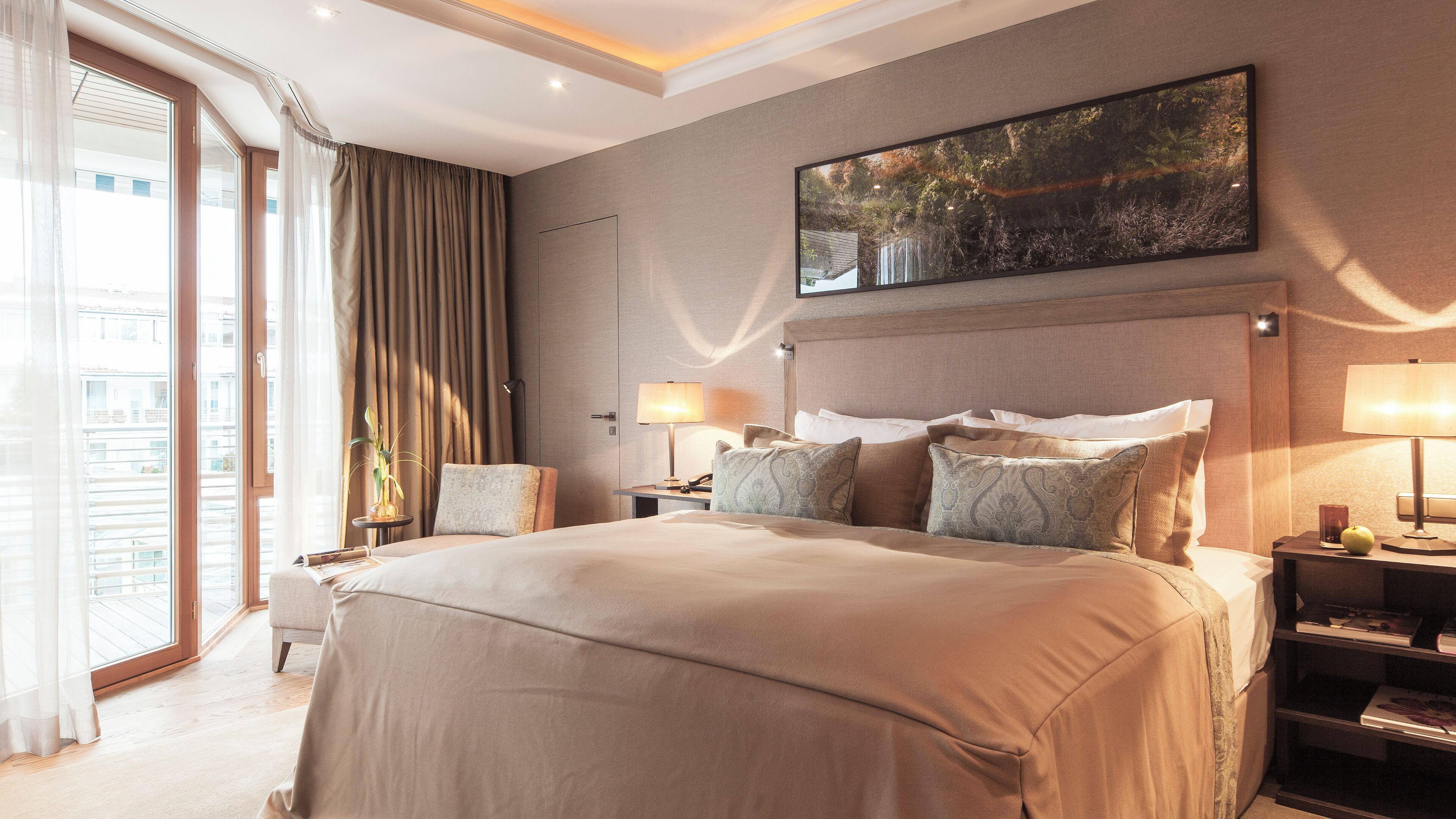 Elegant Nature Room with side lake view | Hypo-allergenic bedding, free minibar, in-room safe