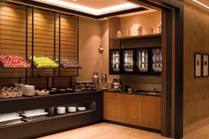 Tägliches Frühstücksbuffet (42 EUR pro Person)