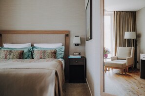 Elegant Nature Room with side lake view | Biancheria da letto ipoallergenica, minibar con snack e bevande gratuite