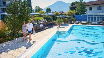 Piscina interna, piscina externa, guarda-sóis, espreguiçadeiras