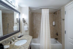 Suite no fumadores | Baño | Ducha y bañera combinadas y artículos de higiene personal de diseño