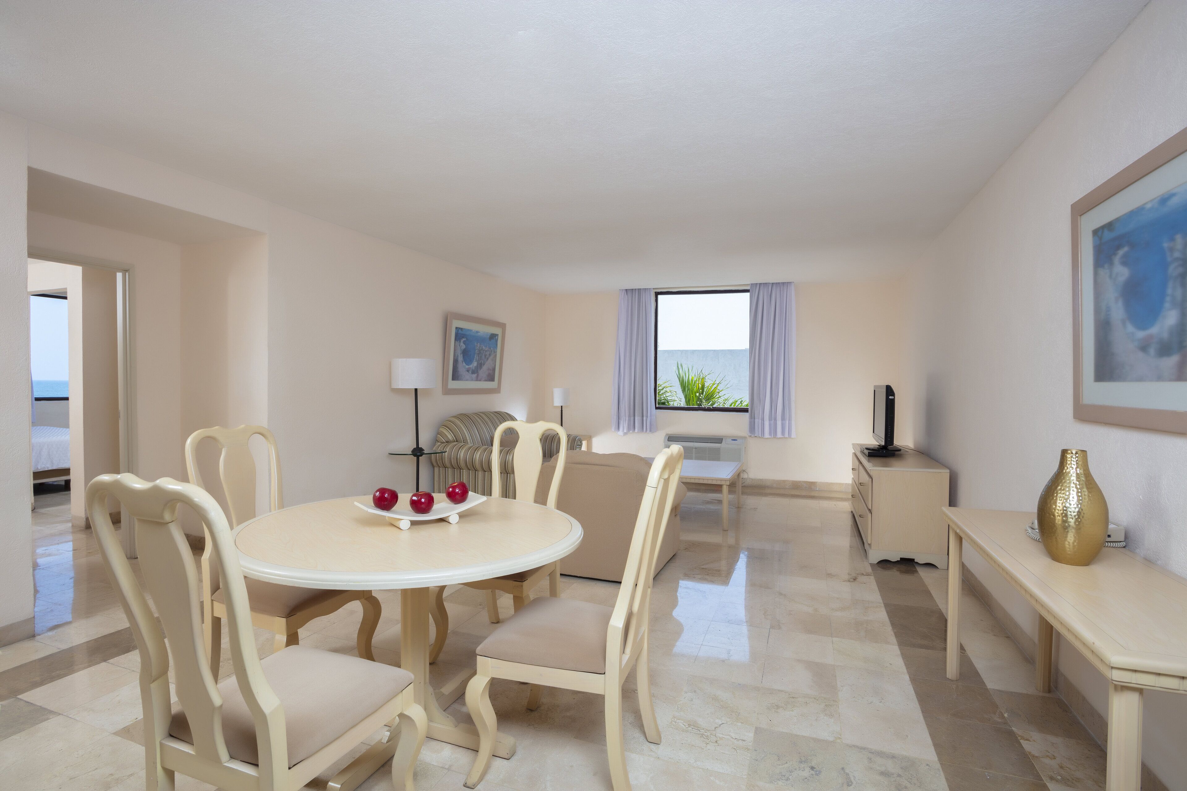 Caja de seguridad en la habitación y escritorio 