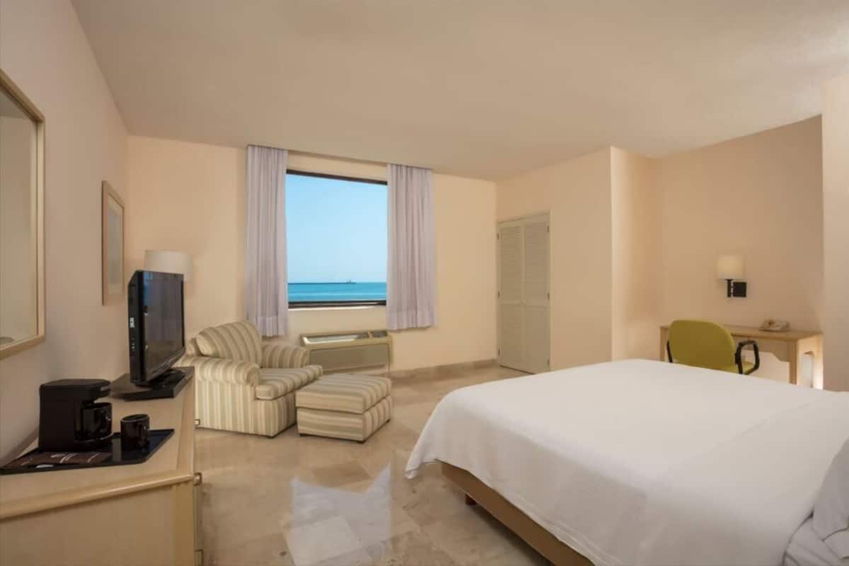 Executive Room, 1 King Bed | In-room safe, desk, iron/ironing board, free cribs/infant beds