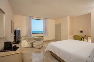 Habitación ejecutiva, 1 cama de matrimonio grande | Caja fuerte, escritorio, tabla de planchar con plancha y cunas gratuitas