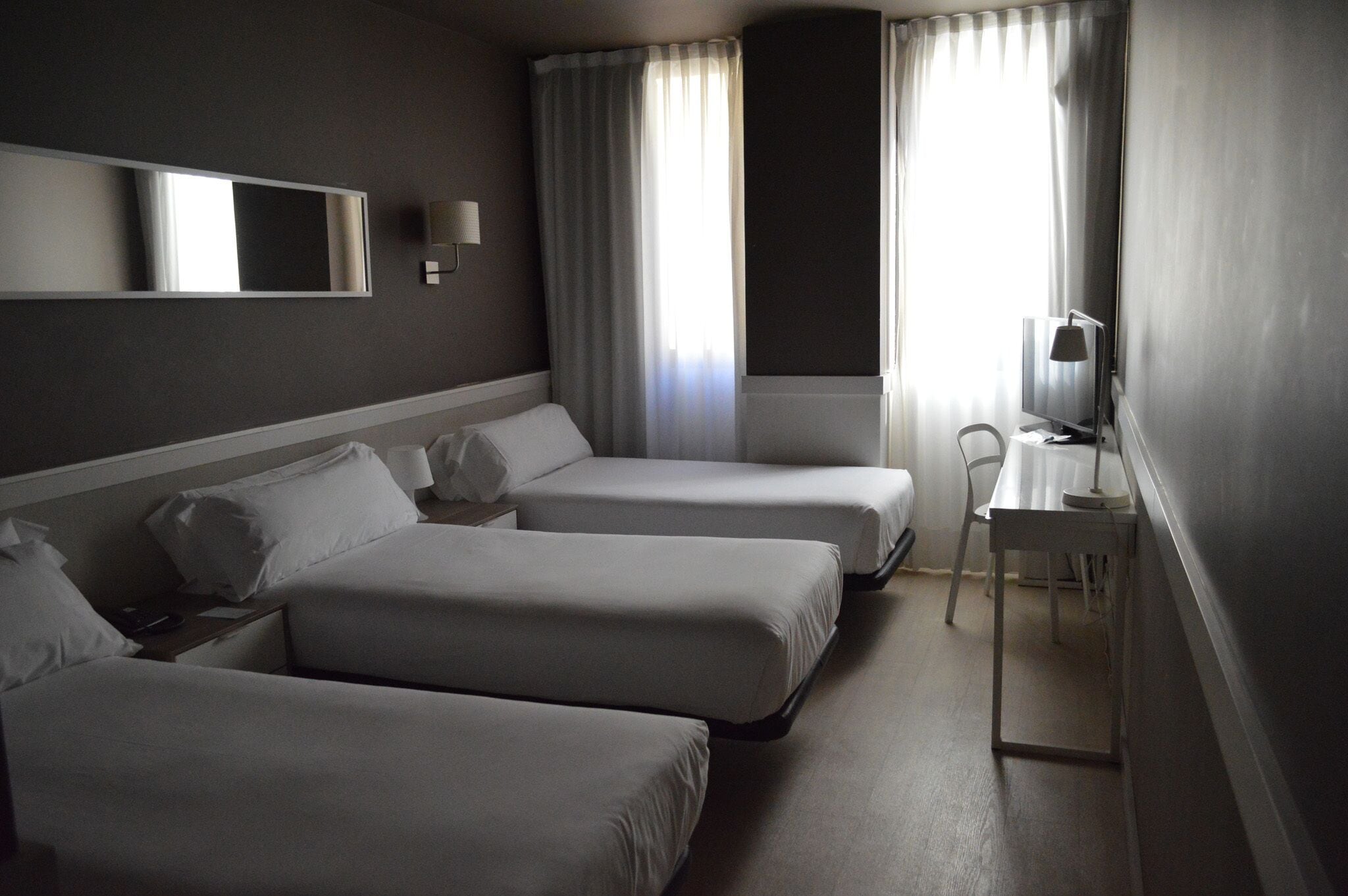 Roba de llit d'alta qualitat, minibar i caixa forta a l'habitació 