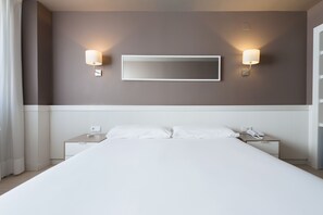 Superior Double or Twin Room | Premium bedding, minibar, in-room safe, desk - Parallel (Barcelona)