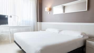 Habitación superior con 1 cama doble o 2 individuales | Ropa de cama de alta calidad, minibar, caja fuerte y escritorio