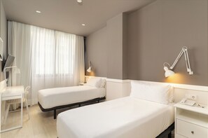 Chambre Standard avec lits jumeaux, 2 lits une place | Literie de qualité supérieure, minibar, coffres-forts dans les chambres