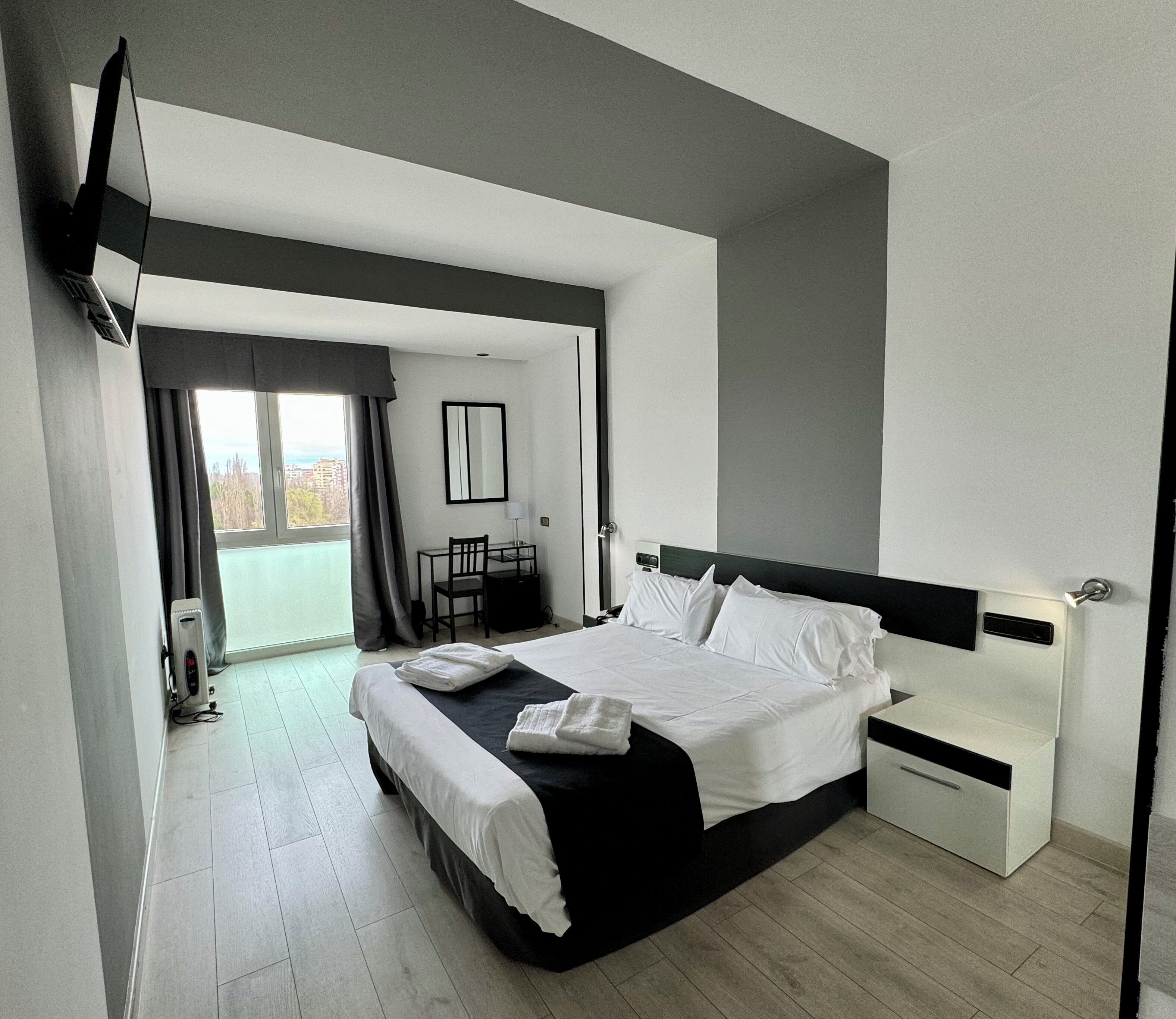 In-room safe, desk, free WiFi