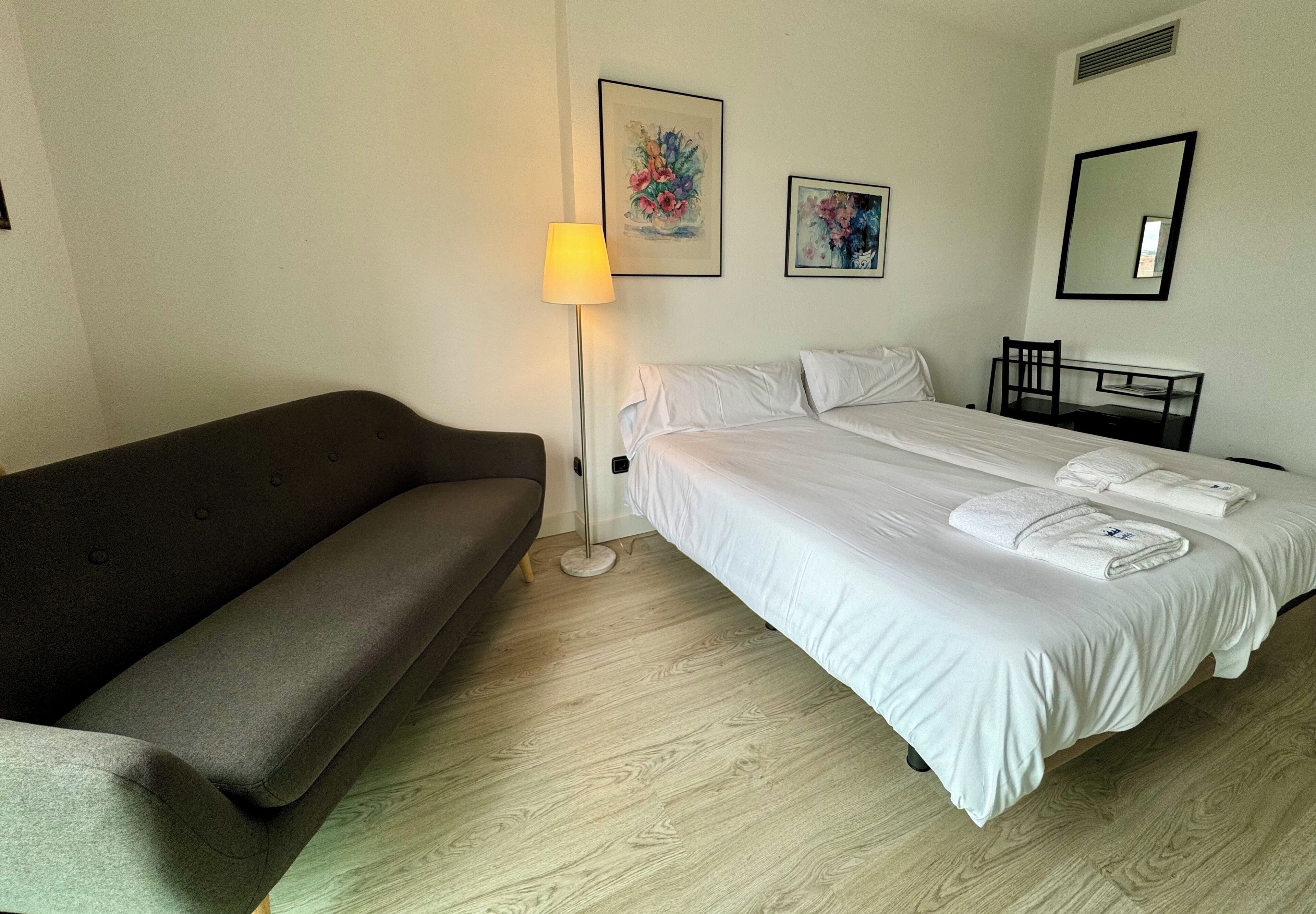 In-room safe, desk, free WiFi