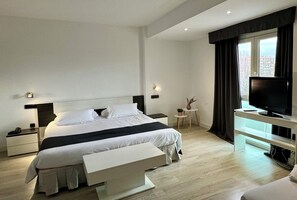 Family Room | In-room safe, desk, free WiFi - Hotel Rey Sancho Palencia (Palencia)