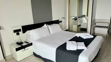 Single Room | In-room safe, desk, free WiFi